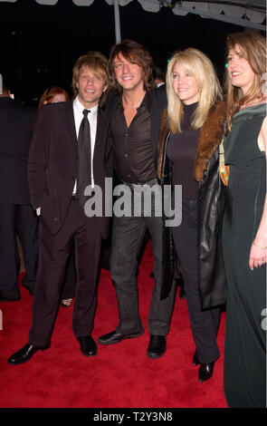 LOS ANGELES, CA. 17 avril 2000 : rock star/acteur Jon Bon Jovi (à gauche) & épouse DOROTHEA (à droite) avec Richie SAMBORA et actrice épouse Heather Locklear lors de la première mondiale, à Los Angeles, de l'U-571, où Bon Jovi stars. © Paul Smith/Featureflash Banque D'Images