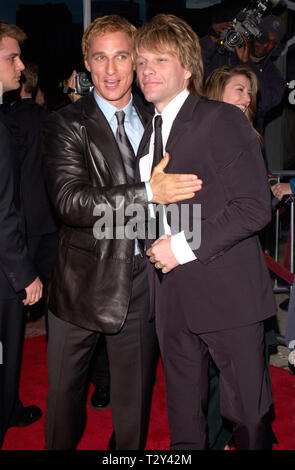 LOS ANGELES, CA. 17 avril 2000 : rock star/acteur Jon Bon Jovi (à droite) avec l'acteur MATTHEW McCONAUGHEY lors de la première mondiale, à Los Angeles, de leur nouveau film U-571. © Paul Smith/Featureflash Banque D'Images