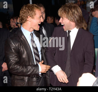 LOS ANGELES, CA. 17 avril 2000 : rock star/acteur Jon Bon Jovi (à droite) avec l'acteur MATTHEW McCONAUGHEY lors de la première mondiale, à Los Angeles, de leur nouveau film U-571. © Paul Smith/Featureflash Banque D'Images