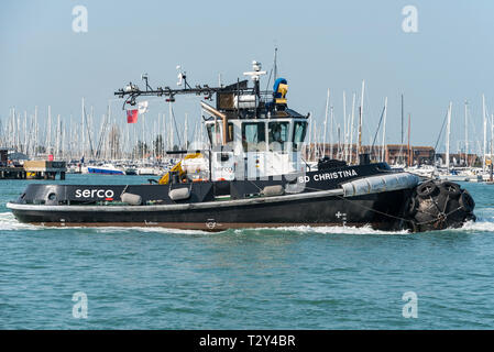 Le remorqueur Marine Services Serco Christina SD sur l'obligation d'aider à la circulation du HMS Queen Elizabeth dans le port de Portsmouth, Royaume-Uni le 1er avril 2019. Banque D'Images