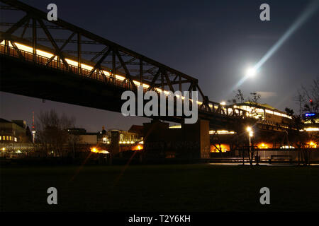 La ligne de train dans la nuit, Berlin Banque D'Images