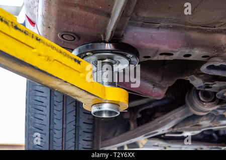 Gros plan du bras de levage hydraulique car la tenue d'un véhicule Banque D'Images
