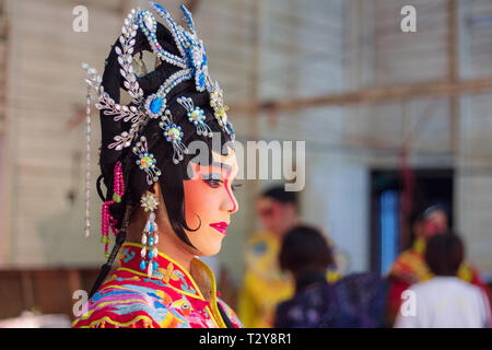 L'actrice maquillage pour l'opéra chinois en costume traditionnel. L'opéra chinois est un ancien théâtre en musique Banque D'Images