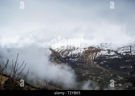 C'est une capture d'un paysage de montagnes enneigées une prise dans le nord du Liban Banque D'Images