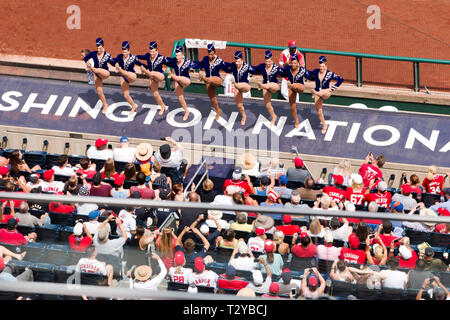 Washington DC, USA - 4 juillet 2017 Les Rocketts effectuer entre les manches pour les fans à les Mets de New York contre les Nationals de Washington d'un match de baseball Banque D'Images