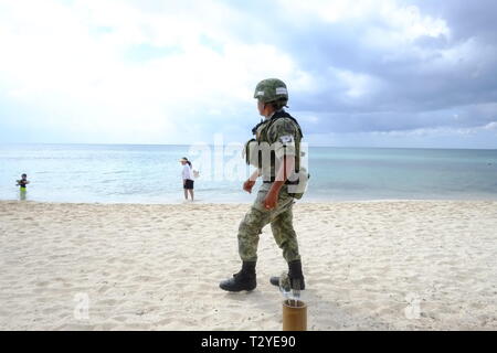 Marines mexicains armés patrouillent la plage fréquentée par les touristes, Playa del Carmen, Mexique Banque D'Images