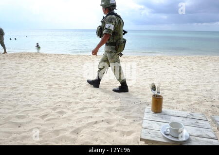 Marines mexicains armés patrouillent la plage fréquentée par les touristes, Playa del Carmen, Mexique Banque D'Images