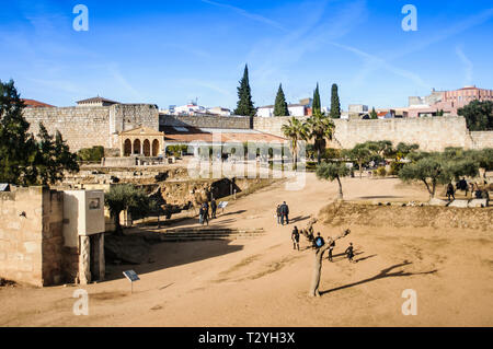 MERIDA, Badajoz, Espagne - 31 mars 2018 : Alcazaba. Les touristes visitant les ruines de l'ancienne ville arabe à Mérida, Espagne Banque D'Images