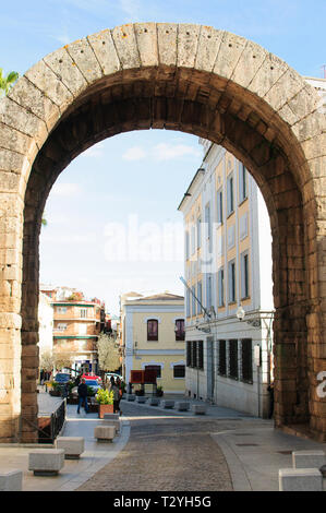 Merida, Badajoz, Estrémadure, Espagne. Mar 31, 2018. Arc romain de Trajan. Construit au 1er siècle après J.C. Banque D'Images