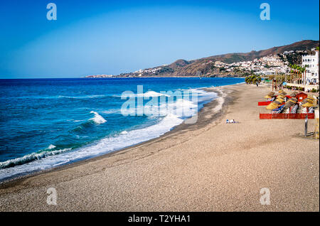 La plage de Nerja (Playa el Chucho) station touristique, région de Malaga, Costa del Sol, Andalousie, Espagne Banque D'Images