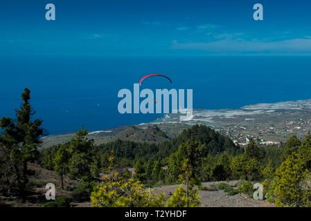 Parapente sur la Caldeira près de Puerto Naos, côte ouest, La Palma, Canary Islands, Spain Banque D'Images