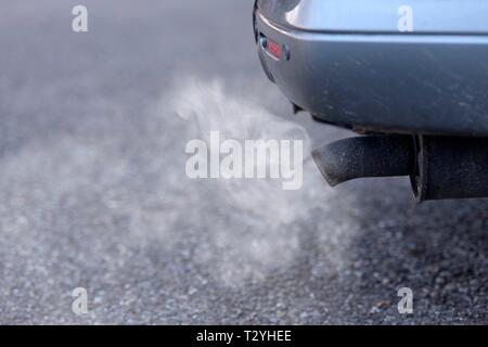 Tuyau d'échappement d'une voiture de tourisme avec les gaz d'échappement, moteur diesel, Baden-Wurttemberg, Allemagne Banque D'Images