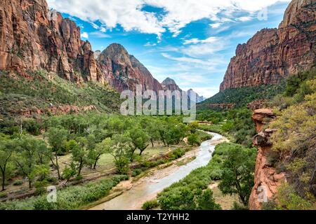 Virgin River traverse Zion Canyon, Zion National Park, Utah, USA Banque D'Images