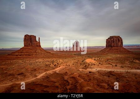 Mesas, West Mitten Butte, East Mitten Butte, Merrick Butte, une route panoramique, Monument Valley Navajo Tribal Park, Navajo Nation, Arizona, Utah, USA Banque D'Images