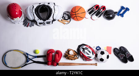 Portrait de divers équipements de sport sur fond blanc Banque D'Images