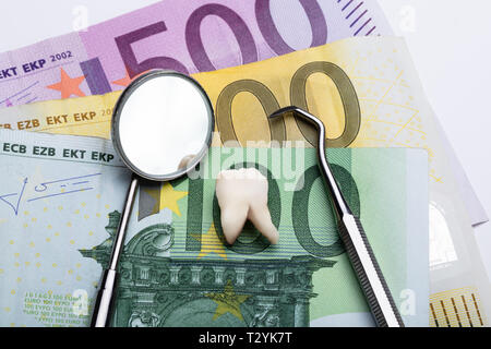 Un portrait d'outils de dentiste et de dent sur l'Euro Banque D'Images