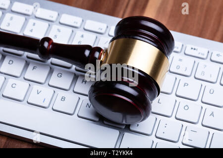 Photo en gros plan de Wooden Gavel sur clavier Banque D'Images