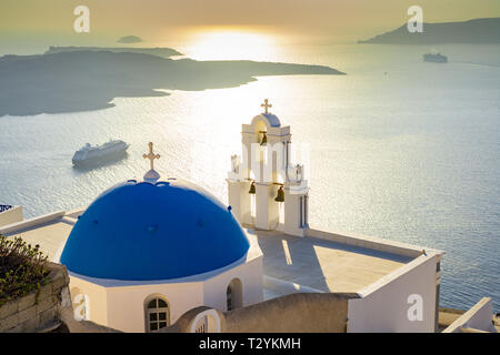 L'Église catholique d'Koimisi Theotokou, connu sous le nom de "trois cloches de l'AEIE' sur l'île grecque de Santorini Banque D'Images