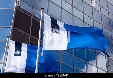 Rotterdam, Pays-Bas 3 avril 2018 ; deux drapeaux de la gouvernement néerlandais à Rotterdam Banque D'Images