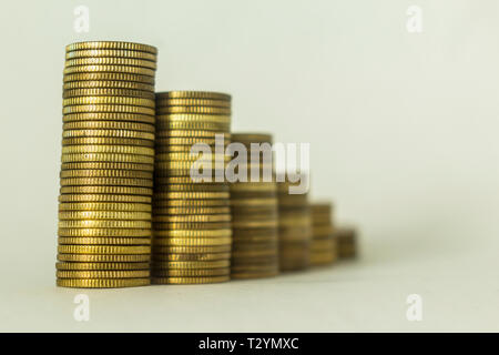 Des piles de pièces de cuivre sur un fond blanc. Mouvement ascendant. Une bonne image pour un site sur la finance, l'argent, de la collecte, de relations. Banque D'Images