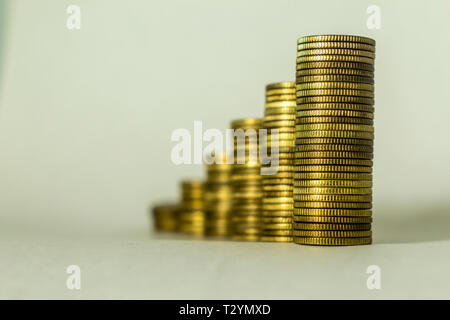 Des piles de pièces de cuivre sur un fond blanc. Mouvement ascendant. Une bonne image pour un site sur la finance, l'argent, de la collecte, de relations. Banque D'Images