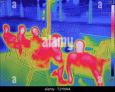 Thermovision infrarouge image montrant quand les gens s'asseoir à la table dans l'été Banque D'Images