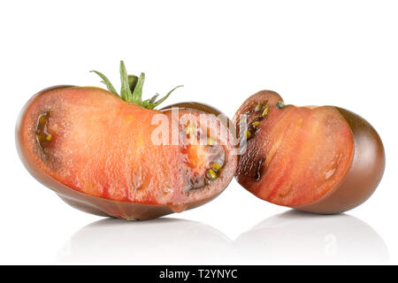 Groupe de deux moitiés de tomate fraîche primora isolé sur fond blanc Banque D'Images