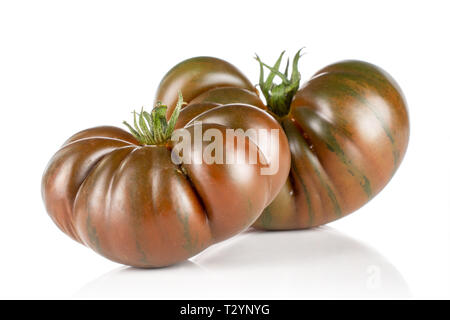 Groupe de deux ensemble de la tomate fraîche primora brillant isolé sur fond blanc Banque D'Images