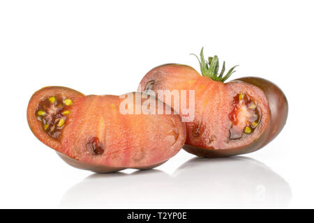 Groupe de deux moitiés de tomates charnues primora isolé sur fond blanc Banque D'Images