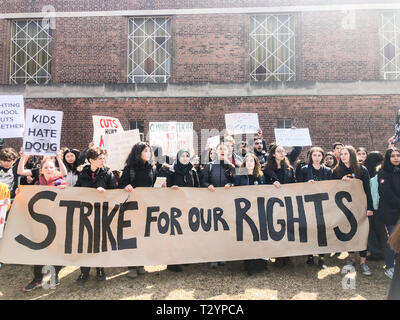 TORONTO, ONTARIO, CANADA - 5 avril 2019 : ÉTUDIANTS ET ENSEIGNANTS À L'ÉCOLE SECONDAIRE PRENDRE PART À L'ÉCHELLE DE LA PROVINCE Le débordement d'ÉTUDIANTS POUR PROTESTER CONTRE LES COMPRESSIONS PROPOSÉES À Banque D'Images