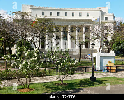 Manille, Philippines : scène idyllique du Musée National d'anthropologie avec arbres en fleurs à l'avant à l'Rizal Park Banque D'Images