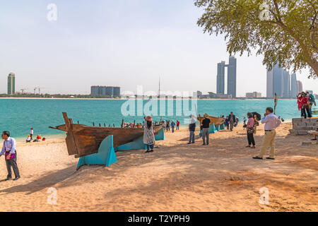 Abu Dhabi, UAE - 5 avril. 2019. Les gens sur Unis Heritage beach Banque D'Images