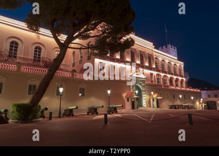 Vue de nuit sur le Palais du Prince - est la résidence officielle du Prince de Monaco Banque D'Images
