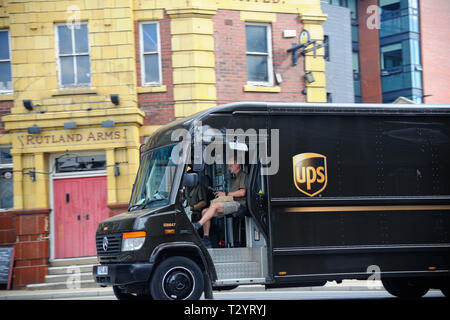 Mercedes-Benz Sprinter Van livraison UPS avec porte ouverte de voyageurs roulant passé eh The Wellesley public house dans le centre de Sheffield Banque D'Images