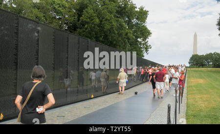 WASHINGTON, DC, USA - 9 septembre 2015 les visiteurs du Vietnam Memorial à Washington, DC Banque D'Images