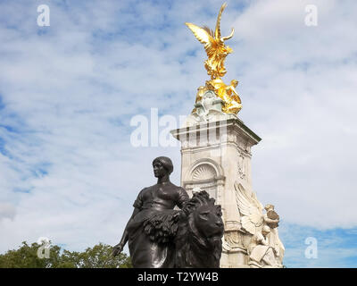 Londres, Angleterre, Royaume-Uni - 17 septembre 2015 : le Queen Victoria Memorial près de Buckingham Palace à Londres, Royaume-Uni Banque D'Images