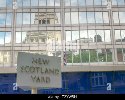 Londres, Angleterre, Royaume-Uni - 17 septembre 2015 : le signe de rotation à l'extérieur de New Scotland Yard à Londres, Royaume-Uni Banque D'Images