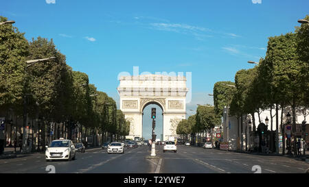 Un matin, vue sur l'arc de triomphe de l'etoile, sur l'avenue des Champs Elysées de Banque D'Images