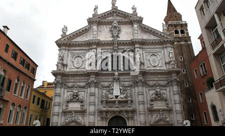 Venise, Italie- 27 septembre 2015 : le point de vue à la recherche jusqu'à l'extérieur de l'Église de Marie, une église Vénitienne en italie Banque D'Images