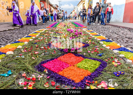 Antigua, Guatemala - 30 mars 2018 : Vendredi saint procession tapis dans l'un des mondes la plupart des destinations de renommée mondiale pour la célébration de la Semaine Sainte. Banque D'Images