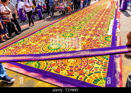 Antigua, Guatemala - Mars 30, 2018 : le Vendredi saint la sciure teints tapis procession dans l'un des mondes la plupart des destinations de renommée mondiale pour la célébration de la Semaine Sainte. Banque D'Images