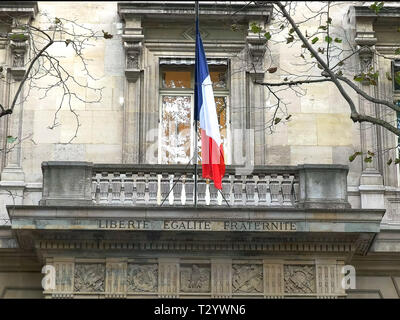 Vue du drapeau français sur la façade de la préfecture de police s'appuyant sur le boulevard du palais à paris Banque D'Images