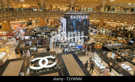 PARIS, FRANCE - 24 septembre 2015 : l'intérieur de la boutique de luxe, galeries lafayette à paris Banque D'Images