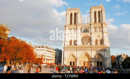 NOTRE DAME, PARIS, FRANCE - 20 septembre 2015 : Photo de l'avant de la cathédrale Notre dame de paris Banque D'Images