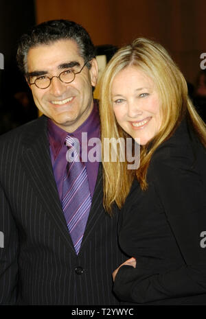 Eugene Levy et Catherine O'Hara à la première de 'Warner Bros. A Mighty Wind,' qui s'est tenue à la DGA Theatere à Los Angeles, CA. L'événement a eu lieu le lundi, 14 avril 2003. Crédit photo : SBM / PictureLux 33790 Numéro de référence de dossier 567SBMPLX Banque D'Images