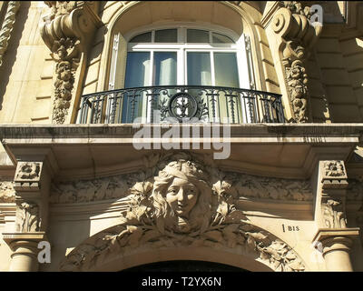 PARIS, FRANCE - 20 septembre 2015 : coup de détails architecturaux sur un immeuble à Paris, France Banque D'Images