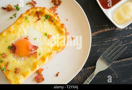 D'Œuf Fromage Jambon bacon grillé et de la coriandre. Petit-déjeuner d'œuf bacon fromage jambon avec du pain grillé avec de la coriandre sur le dessus pour la catégorie des aliments et boissons Banque D'Images