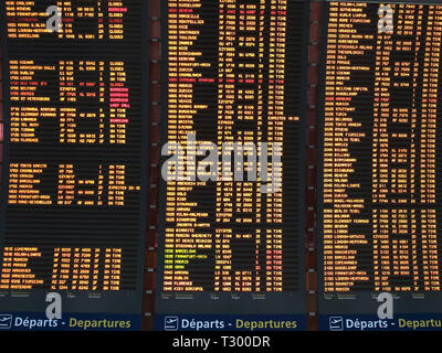 Gros plan d'une carte de départ des vols de l'aéroport Charles de Gaulle, Paris Banque D'Images