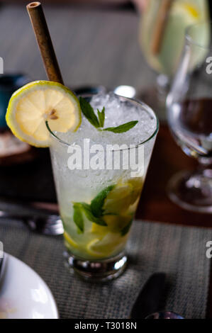 Cocktail frais/verre/Mojito dans un verre Banque D'Images