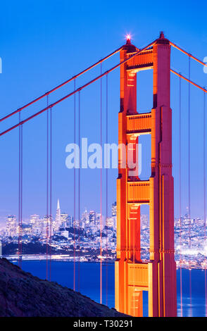 Close up of the Golden Gate Bridge at Dusk San Francisco, California, USA Banque D'Images